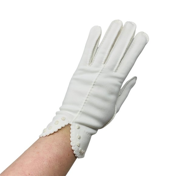 Vintage 1950s White Scalloped Floral Detail Wrist Gloves 7.5 - Picture 1 of 8